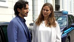 Riccardo (Stefano Bernardin) muss die Politikerin Maria Senoner (Picco von Groote) im Auftrag der Mafia beeinflussen.
