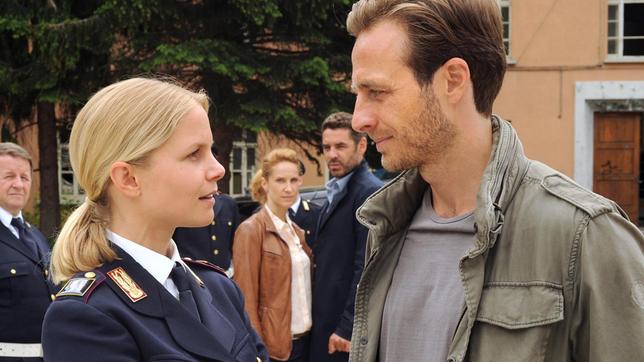 Bild: ARD Degeto/Hans-Joachim Pfeiffer Sofia (Sinja Dieks) hat ein Geheimnis vor Jonas (Gabriel Raab). Peter Kerschbaumer (Hanspeter Müller-Drossaart, hinten li.), Commissario Sonja Schwarz (Chiara Schoras) und „Capo“ Matteo Zanchetti (Tobias Oertel) beäugen das Liebespaar.