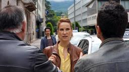Sonja (Chiara Schoras) braucht in Bari die Unterstützung des einheimischen Taxifahrers Riccardo (Stefano Bernardin, hinten).