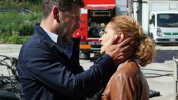 Sonja (Chiara Schoras) ist erleichtert, dass Matteo (Tobias Oertel) einem Mordanschlag entkommen ist.