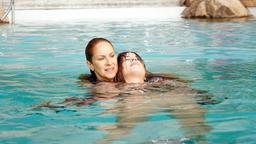 Sonja (Chiara Schoras, li.) rettet Nathalie Wallner (Zsá Zsá Inci) aus dem Pool.