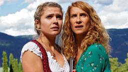 Sonja (Chiara Schoras) und ihre Stieftochter Laura (Charleen Deetz) werden Zeugen eines Bombenanschlages.