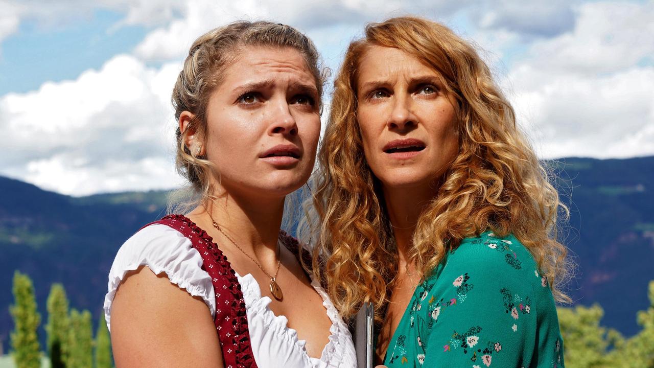 Sonja (Chiara Schoras) und ihre Stieftochter Laura (Charleen Deetz) werden Zeugen eines Bombenanschlages.