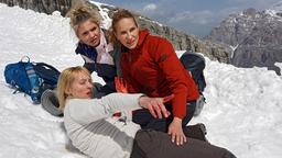 Sonja (Chiara Schoras) und Laura (Charleen Deetz, li.) finden die schwerverletzte Emilia Gruber (Cordula Zielonka).