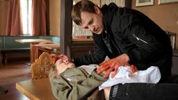 Stefan (Frederic Linkemann) bangt um die schwerverletzte Francesca (Juliane Fisch).