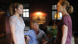 Zwischen Laura (Charleen Deetz, li.), ihrer Stiefmutter Sonja (Chiara Schoras, re.) und Oma Katharina (Lisa Kreuzer) gibt es Spannungen.