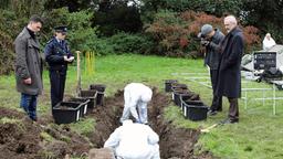 Auf dem Gelände eines ehemaligen „Magdalenenheims“ der katholischen Glenmore Abbey werden die verscharrten Skelette von Kleinkindern und eines erwachsenen Mannes gefunden. Polizeichef Sean Kelley (Declan Conlon, re.), Kommissar Callum (Vincent Walsh, li.), Polizistin Emma Walsh (Mercedes Müller) und Paul Blake (Rafael Gareisen, 2. v. re.) untersuchen den Fundort.