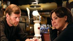 Cathrin Blake (Désirée Nosbusch) an der Bar von Cormac Jameson (Conor Delaney).