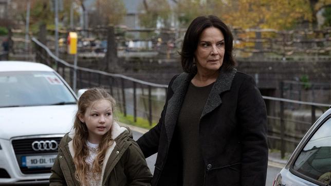Bild: ARD Degeto/Martin Maguire Cathrin Blake (Désirée Nosbusch, re.) mit Maisie, der Tochter ihrer Patientin (Molly McCann).