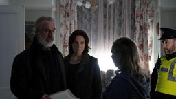 Cathrin Blake (Désirée Nosbusch, Mitte) und Sean Kelly (Declan Conlon, li.) befragen Erin Moore (Shauna Higgins, re.).