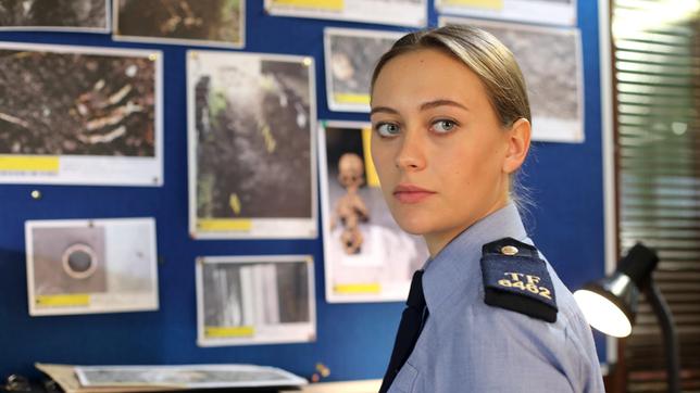 Bild: ARD Degeto/Züli Aladag Die junge Polizistin Emma (Mercedes Müller) steht vor ihrer ersten großen Bewährungsprobe.