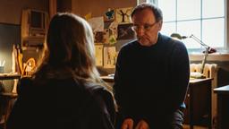 Erik Bell (Rainer Bock) spricht mit Sophie (Isla Jane Eagleton) in ihrem Patientenzimmer.