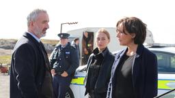 Polizeichef Sean Kelley (Declan Conlon, li.) setzt bei dem heiklen Fall auf Cathrin Blake (Désirée Nosbusch, re.) und die junge Polizistin Emma (Mercedes Müller).