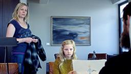 Inspektor Finsen (Joi Jóhannson) versucht von Yrsa (Carlotta von Falkenhayn) zu erfahren, was sie am Tatort gesehen hat. Ihre Mutter Rósa (Maya Bothe) sorgt sich.