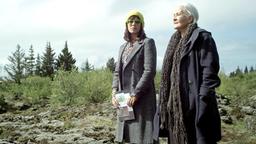 Margrét (Hildegard Schmahl) spürt die Kraft der Elfen: Solveig Karlsdóttir (Franka Potente) bittet ihre Mutter um Unterstützung.