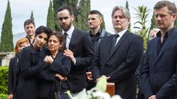 Abschied von ihrem Bruder: Branka (Neda Rahmanian, 3. v. li.), ihre Mutter Dada (Adriana Altaras, 4. v. li.), ihr Bruder Pavel (Dino Rogić, 5. v. li.), ihr Vorgesetzter (Max Herbrechter, 2. v. re.) und ihr Freund (Andreas Guenther, re.) bei der symbolischen Beisetzung.