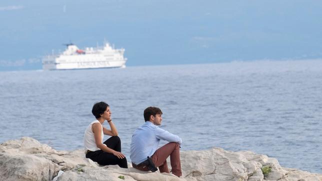 Bild: ARD Degeto/Erika Hauri Branka und Emil blicken aufs Meer.