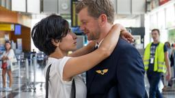Branka und Kai umarmen sich am Flughafen. 