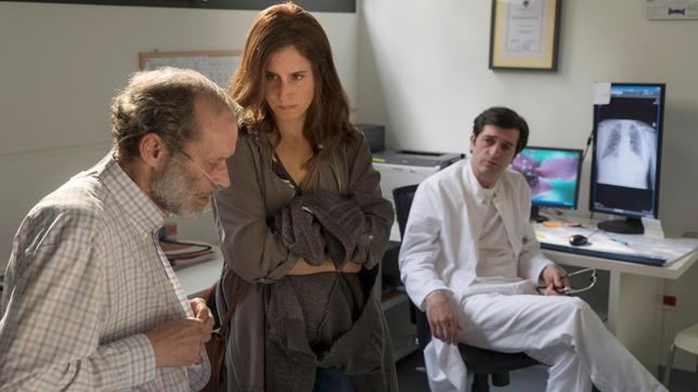 Bild: ARD Degeto/Conny Klein Der korrupte Arzt Dr. Damir Ivanda (Astrit Alihajdaraj) möchte Bestechungsgeld von Edita Majdak (Amelie Kiefer) und ihrem Vater Ante (Marko Lakobrija) erpressen.