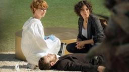 Kommissarin Stascha Novak (Jasmin Gerat) und Pathologin Brigitta Stevic (Sarah Bauerett, li.) mit der Leiche des Bodyguards Duje (Luka Čerjan).