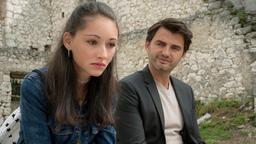 Sonja (Emily Kusche) erzählt Emil (Lenn Kudrjawizki) von ihrem Vater.