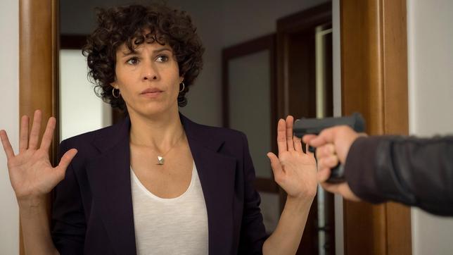 Bild: ARD Degeto/Constantin TV Stascha Novak (Jasmin Gerat) wird bedroht.