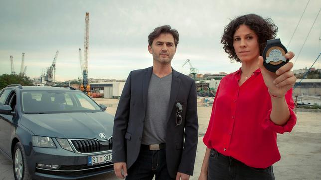 Bild: ARD Degeto/Conny Klein Stascha (Jasmin Gerat, Mitte) und Emil (Lenn Kudrjawizki) sind ein gutes Team.
