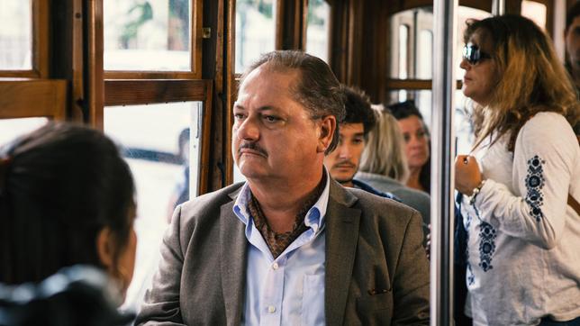 Bild: ARD Degeto/Armando Claro Der frühere Oberstaatsanwalt Eduardo Silva (Jürgen Tarrach) hat schon bessere Zeiten gesehen.