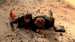 Eduardo (Jürgen Tarrach) und Assistentin Marcia (Vidina Popov) geraten bei einer Explosion in Gefahr.