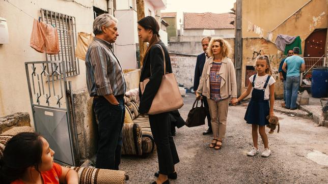 Bild: ARD Degeto/Armando Claro Marcia (Vidina Popov, 2. v. li.) quartiert Isabel Cordeiro (Luísa Cruz) und Catarina (Carminho Coelho, re.) bei ihrem Onkel Valdemar (Luis Lucas, li.) ein.