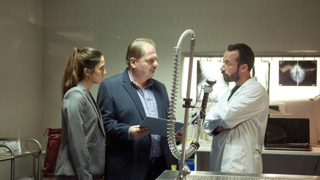 Bild: ARD Degeto/Armanda Claro Silva (Jürgen Tarrach, li.) und Marcia (Vidina Popov) bekommen von einem Pathologen (Tiago Fernandes) einen wichtigen Hinweis.
