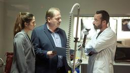 Silva (Jürgen Tarrach, li.) und Marcia (Vidina Popov) bekommen von einem Pathologen (Tiago Fernandes) einen wichtigen Hinweis.