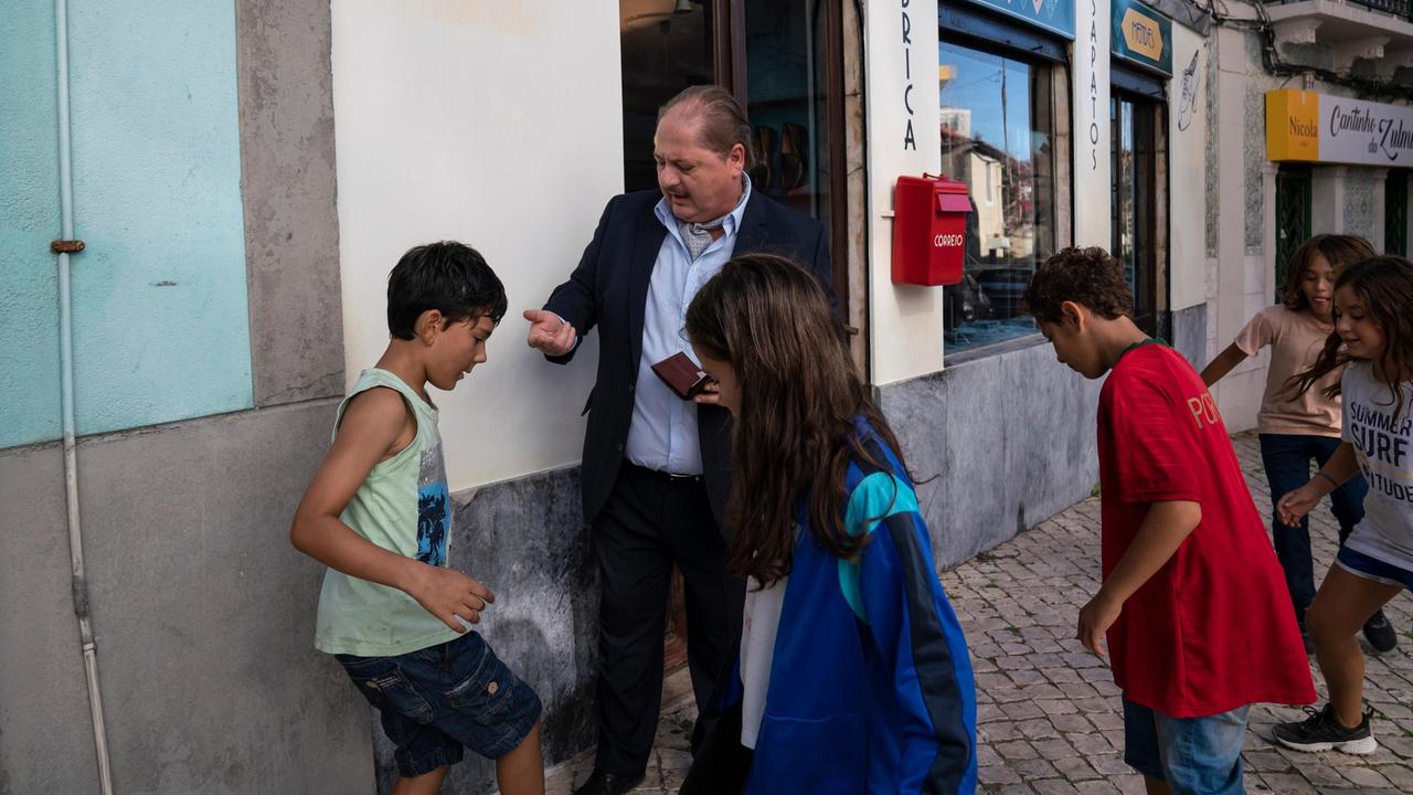 Silva (Jürgen Tarrach) wird von Straßenkindern umringt.