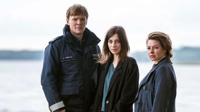 Kriminaltechnikerin Dr. Viktoria Wex (Claudia Eisinger, Mitte), Kommissarin Zofia Kowalska (Karolina Lodyga, re.) und Dorfpolizist Leon Pawlak (Sebastian Hülk, li.) arbeiten eng zusammen.