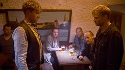 Der Wilderer Robin (Klaudiusz Kaufmann, li.) und Tomek (Anton Spieker) geraten in Streit.