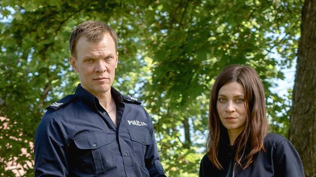 Dorfpolizist Leon Pawlak (Sebastian Hülk, re.) und Dr. Viktoria Wex (Claudia Eisinger, li.) gehen bei ihren Ermittlungen jeder Spur nach.