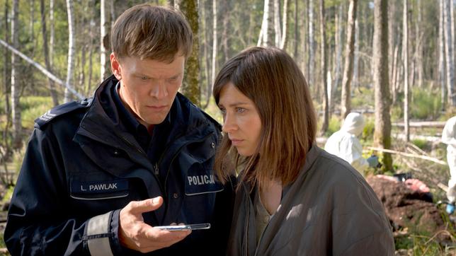 Bild: ARD Degeto/Krzysztof Wiktor Dorfpolizist Leon Pawlak (Sebastian Hülk) und Kriminaltechnikerin Dr. Viktoria Wex (Claudia Eisinger) setzen ihre Zusammenarbeit fort.
