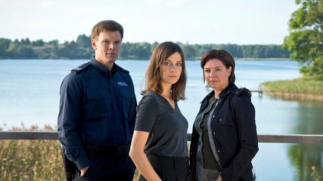Bild: ARD Degeto/Krzysztof Wiktor Kriminaltechnikerin Dr. Viktoria Wex (Claudia Eisinger, Mitte), Dorfpolizist Leon Pawlak (Sebastian Hülk) und die selbstbewusste Kommissarin Kowalska (Karolina Lodyga).