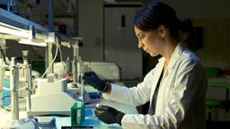 Kriminaltechnikerin Dr. Viktoria Wex (Claudia Eisinger) sucht nach Spuren im Labor.