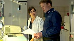 Kriminaltechnikerin Dr. Viktoria Wex (Claudia Eisinger) überrascht Polizisten Leon Pawlak (Sebastian Hülk) mit ihren Ergebnissen.