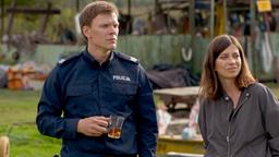 Leon Pawlak (Sebastian Hülk) möchte, dass Viktoria (Claudia Eisinger) in den Masuren bleibt.