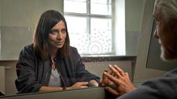 Viktoria (Claudia Eisinger) besucht ihren Onkel Fryderyk Jankowsky (Wieslaw Zanowicz) im Gefängnis.