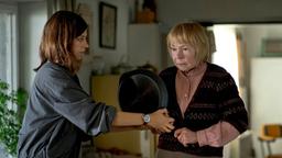 Viktoria (Claudia Eisinger) kümmert sich um ihre Tante Marta (Natalia Bobyleva, re.).