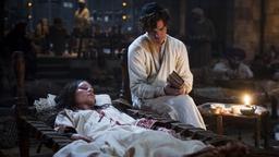 Der Medicus: Rob (Tom Payne) rettet seiner großen Liebe Rebecca (Emma Rigby) das Leben.