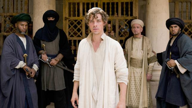 Bild: ARD Degeto/UFA Cinema Der Medicus: Rob Cole (Tom Payne) und sein Lehrmeister Ibn Sina (Ben Kingsley) müssen sich vor einem Tribunal religiöser Fanatiker verantworten.