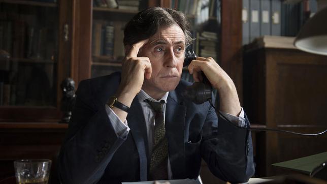 Bild: BBC/Steffan Hill Der Parthologe – Mörderisches Dublin: Quirke telefoniert.