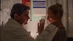 Der Arzt Dr. Gehr (Bruno Cathomas) und die Pflegerin Milena (Sandra Borgmann) machen heimlich Geschäfte.