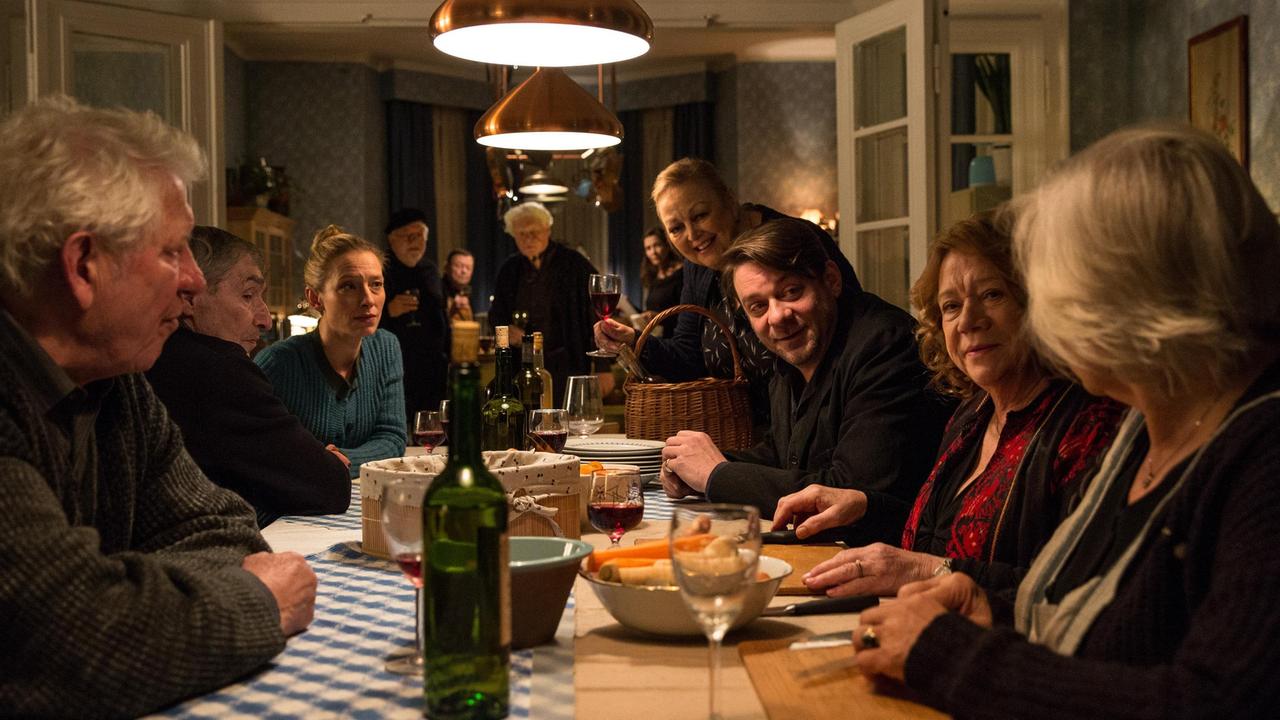 Jan Koller (Roeland Wiesnekker, 3. v. re.) wird von den Heimbewohnern zum Abendessen eingeladen.