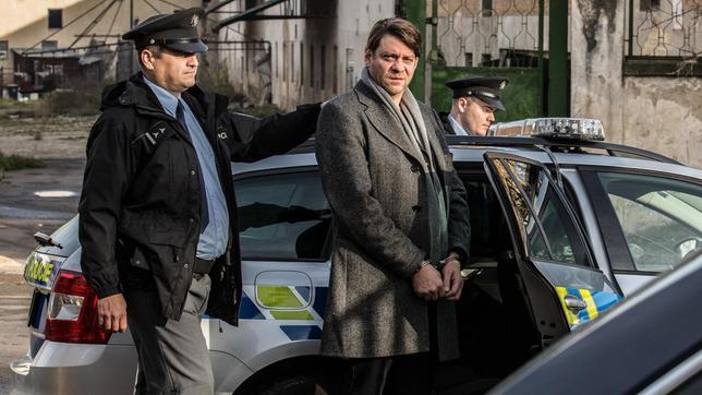 Unter Mordverdacht: Der Berliner Ermittler Jan Koller (Roeland Wiesnekker, Mitte) wird von seinen tschechischen Kollegen verhaftet.