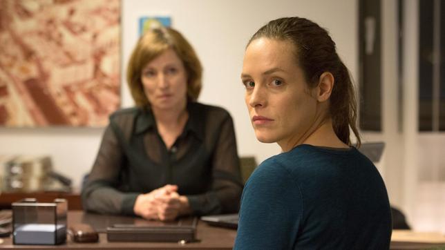 TEL-AVIV-KRIMI: Auch ohne viele Worte hat Sara (Katharina Lorenz) Verständnis für ihre Chefin (Kirsten Block).